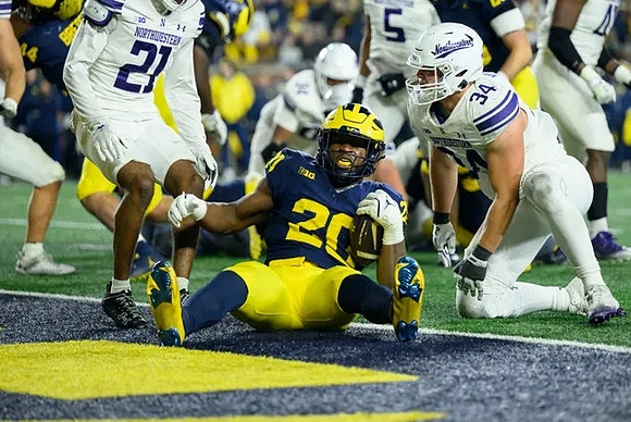 Kalel Mullings (20) and Max Bredeson (44)