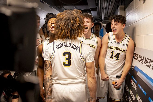 Tre Donaldson (3) and Michigan Team