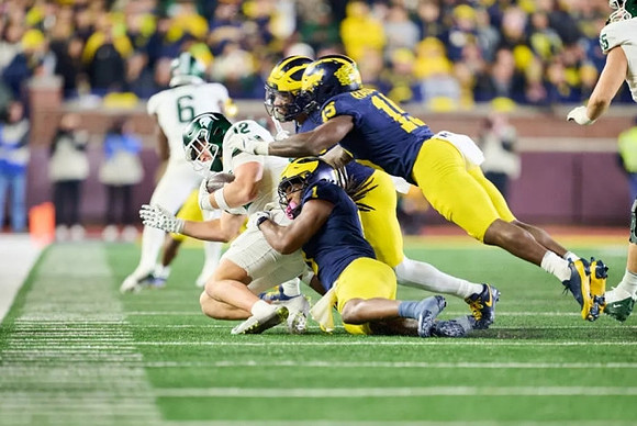 Jaishawn Barham (1) and Ernest Hausmann (15)