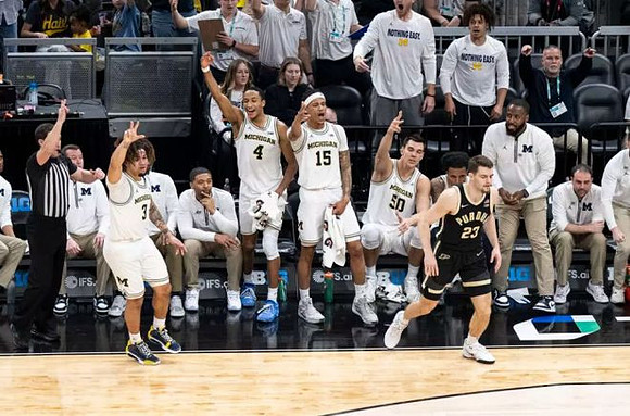 Tre Donaldson (3) and Michigan Team