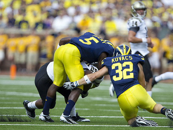 Courtney Avery (5) and Jordan Kovacs (32)