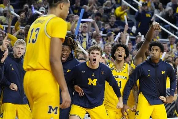 Jett Howard (13) and Michigan Team