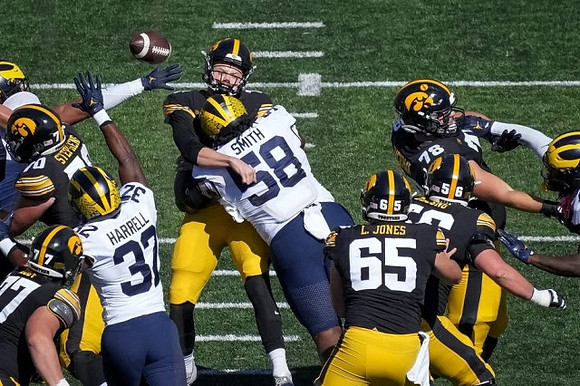 Jaylen Harrell (32) and Mazi Smith (58)