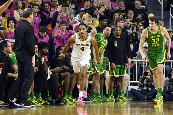 Nimari Burnett (4) and Oregon Head Coach Dana Altman