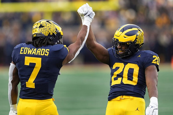 Donovan Edwards (7) and Kalel Mullings (20)