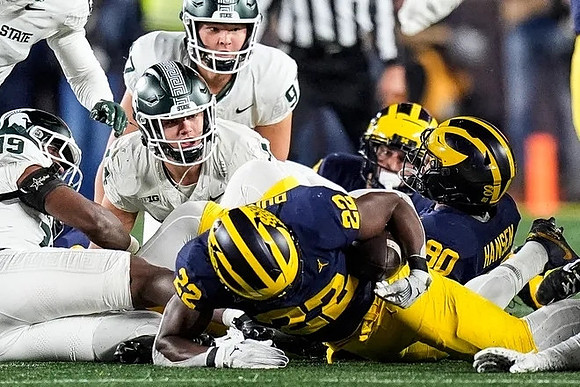 Tavierre Dunlap (22) and Hogan Hansen (80)