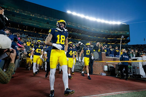 Colston Loveland (18) and Michigan Team