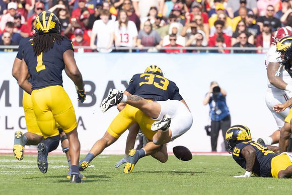 Jaishawn Barham (1), Dominic Nichols (33), and Ernest Hausmann (15)