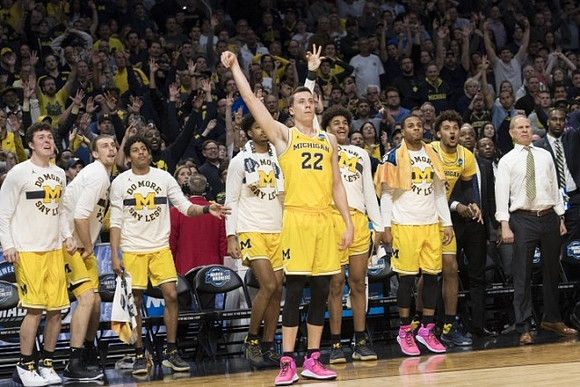 Duncan Robinson (22) and Michigan Team