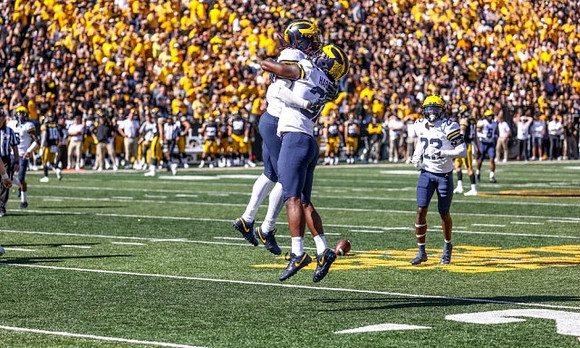 Eyabi Anoma Okie (18), Jaylen Harrell (32), and Gemon Green (22)
