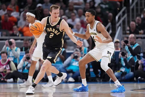 Rubin Jones (15) and Nimari Burnett (4)