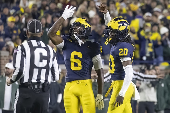 Brandyn Hillman (6) and Jyaire Hill (20)