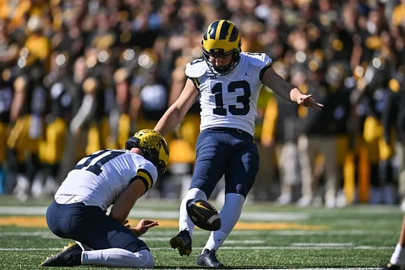 Brad Robbins (91) and Jake Moody (13)