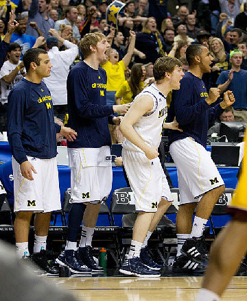 Josh Bartelstein (20), Blake McLimans (22), Matt Vogrich (13), and Jon Horford (15)