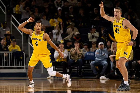 Nimari Burnett (4) and Will Tschetter (42)