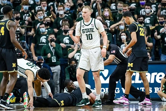 Moussa Diabate (14), Hunter Dickinson (1), and Caleb Houstan (22)