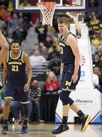 Zak Irvin (21) and Moritz Wagner (13)