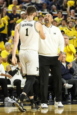 Hunter Dickinson (1) and Juwan Howard