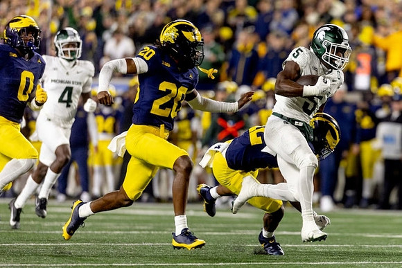 Josaiah Stewart (0) and Jyaire Hill (20)