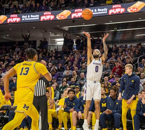 Jett Howard (13) and Michigan Team