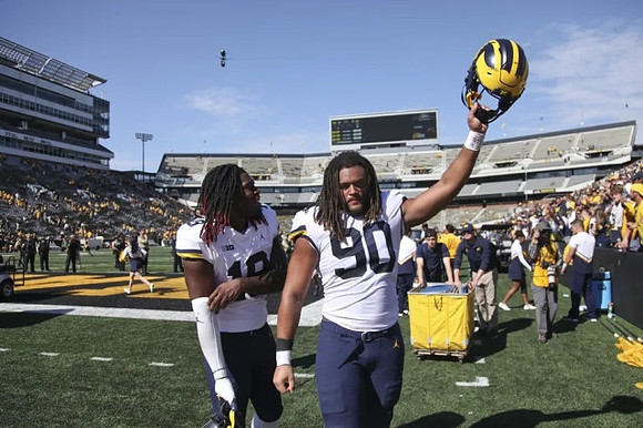 Eyabi Anoma Okie (18) and Mike Morris (90)