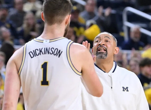 Hunter Dickinson (1) and Juwan Howard
