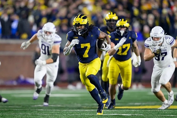 Donovan Edwards (7) and Marlin Klein (17)