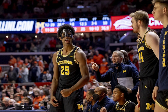 Jace Howard (25) and Moussa Diabate (14)