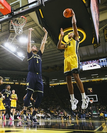 Hunter Dickinson (1) and Dug McDaniel (0)