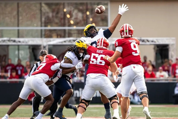 Jaishawn Barham (1) and Kenneth Grant (78)