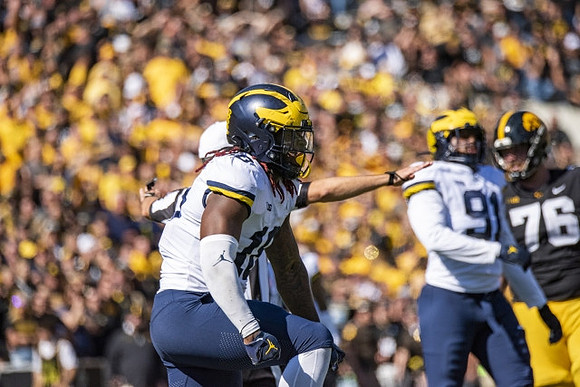 Eyabi Anoma Okie (18) and Taylor Upshaw (91)