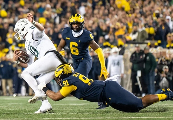 Taylor Upshaw (91) and R.J. Moten (6)