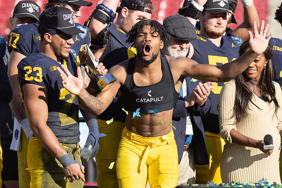 Jordan Marshall (23) and Michigan Team