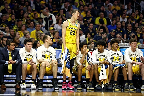 Duncan Robinson (22) and Michigan Team