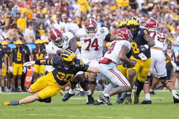 Jimmy Rolder (30) and Derrick Moore (8)