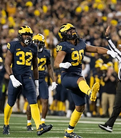 Jaylen Harrell (32), Gemon Green (22), and Mike Morris (90)