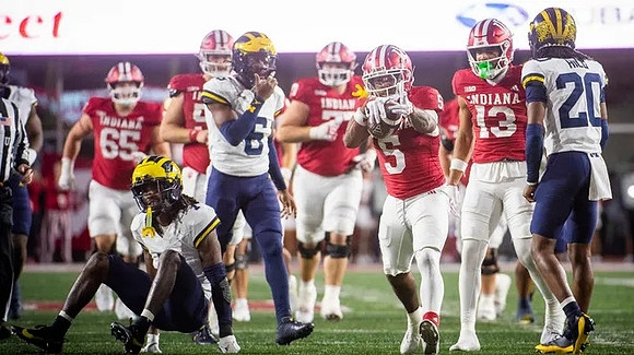 Brandyn Hillman (6) and Jyaire Hill (20)