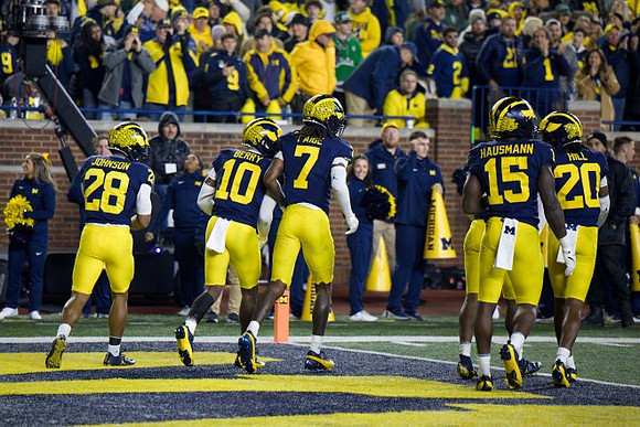 Quinten Johnson (28), Zeke Berry (10), Makari Paige (7), Ernest Hausmann (15), and Jyaire Hill (20)