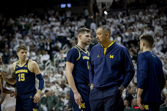 Joey Baker (15), Hunter Dickinson (1), and Juwan Howard
