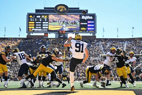 Colston Loveland (18) and Brad Robbins (91)