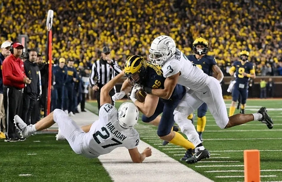 Luke Schoonmaker (86), Blake Corum (2), and J.J. McCarthy (9)