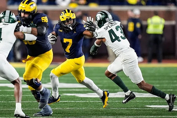 Giovanni El-Hadi (58) and Donovan Edwards (7)