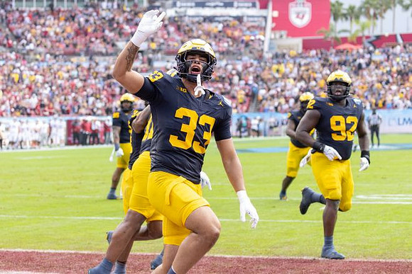Dominic Nichols (33) and Ike Iwunnah (92)