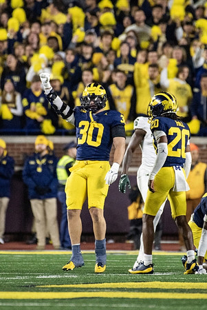 Jimmy Rolder (30) and Jyaire Hill (20)