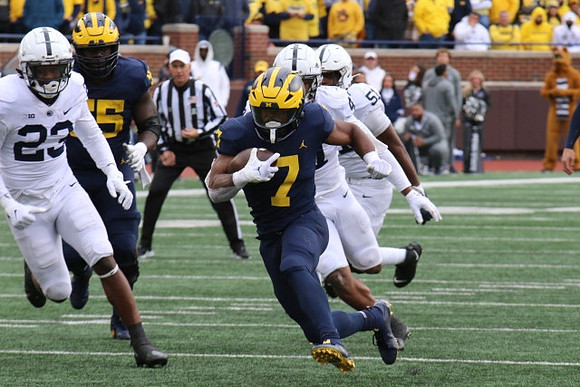 Olusegun Oluwatimi (55) and Donovan Edwards (7)