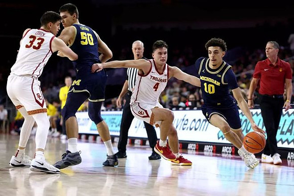 Vladislav Goldin (50), Justin Pippen (10), and USC Head Coach Eric Musselman