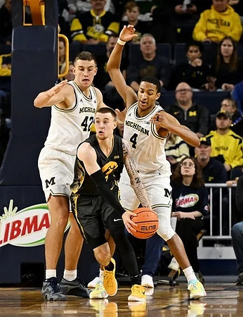 Will Tschetter (42) and Nimari Burnett (4)