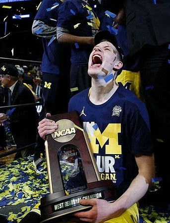 Moritz Wagner (13) and West Regional Championship Trophy