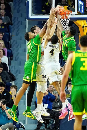 Vladislav Goldin (50) and Nimari Burnett (4)