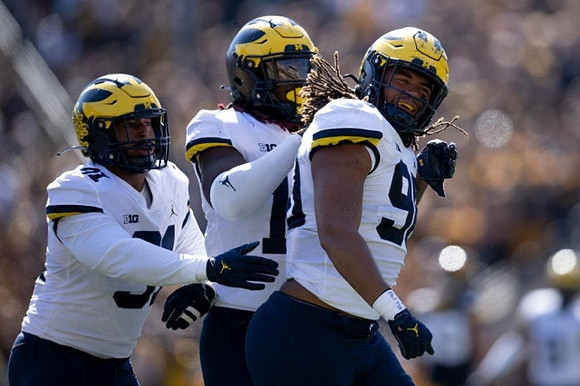 Jalen Perry (31), Eyabi Anoma Okie (18), and Mike Morris (90)